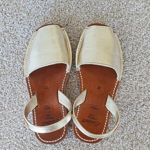 Sandals gold tone leather size 37